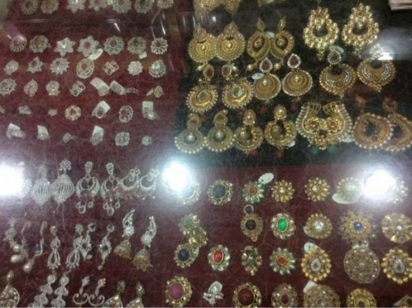 Guddu Bangles & Cosmatic